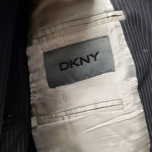 Mens DKNY 2 piece gray stripped suit 42R - Picture 2 of 2